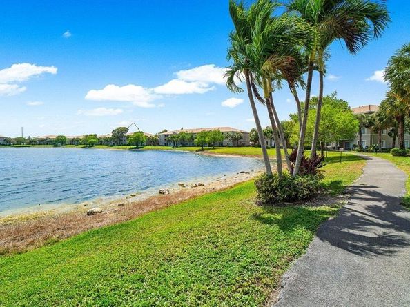 5005 Wiles Rd 203, Coconut Creek FL 33073