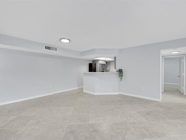 5005 Wiles Rd 203, Coconut Creek FL 33073
