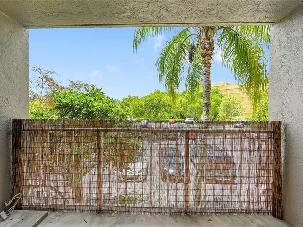 5005 Wiles Rd 203, Coconut Creek FL 33073