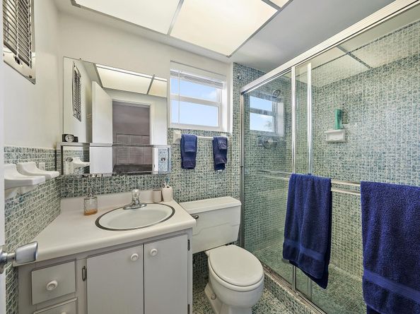 120 Lehane Ter 301, North Palm Beach FL 33408