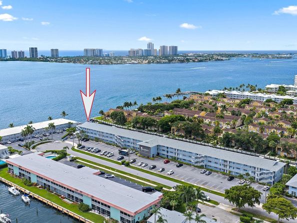 120 Lehane Ter 301, North Palm Beach FL 33408