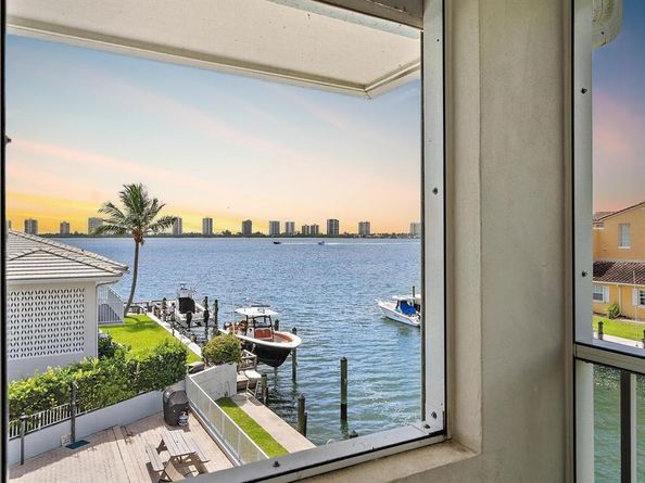 120 Lehane Ter 301, North Palm Beach FL 33408