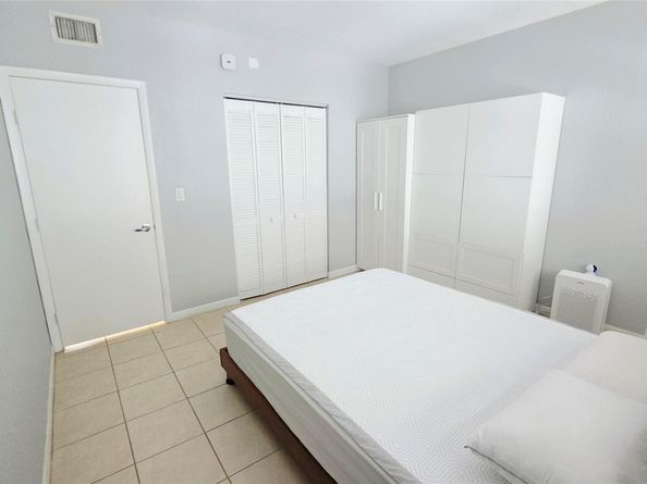 350 S Shore Dr 8, Miami Beach FL 33141