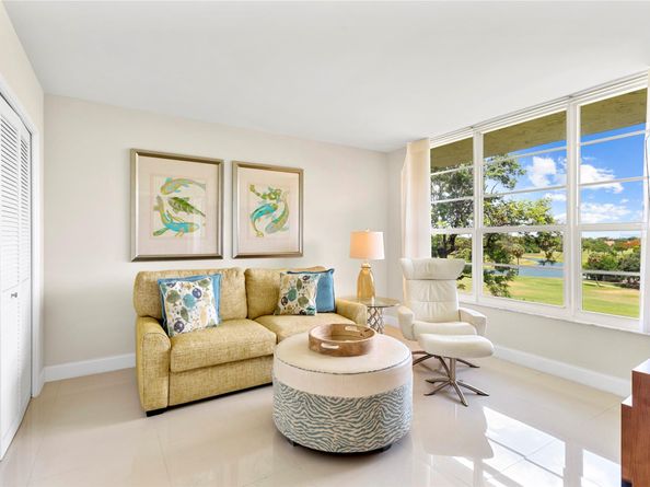 555 Oaks Ln 504, Pompano Beach FL 33069