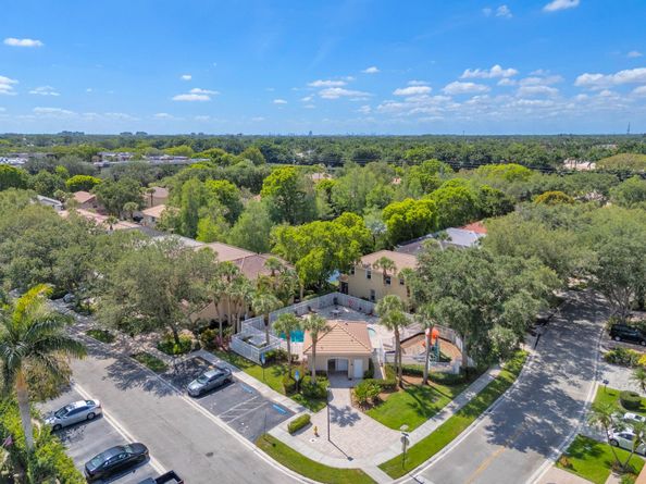 10657 NW 1st St, Plantation FL 33324