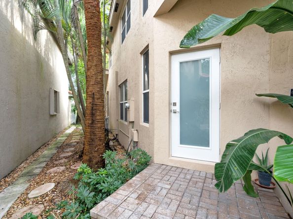 10657 NW 1st St, Plantation FL 33324