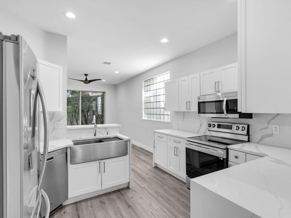10657 NW 1st St, Plantation FL 33324