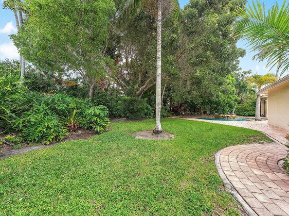589 N Country Club Drive, Atlantis FL 33462