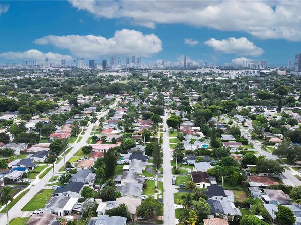 713 SW 4th Ct, Hallandale Beach FL 33009