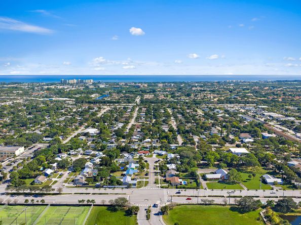 404 Highwood Circle, Jupiter FL 33458