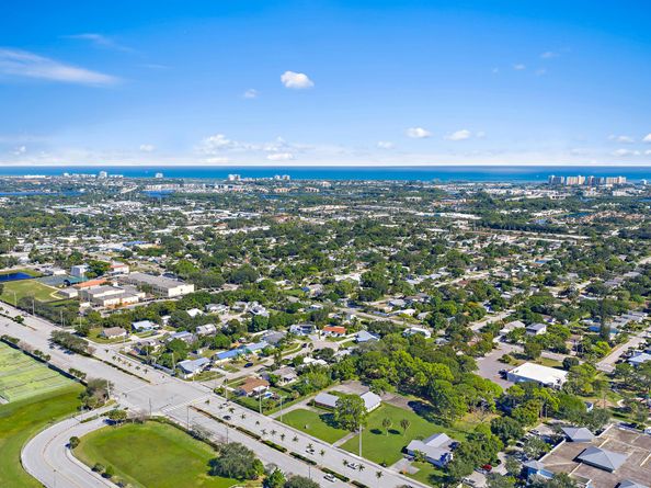 404 Highwood Circle, Jupiter FL 33458