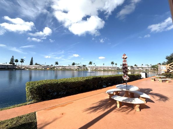 900 SW 10th Ter 21S, Hallandale Beach FL 33009