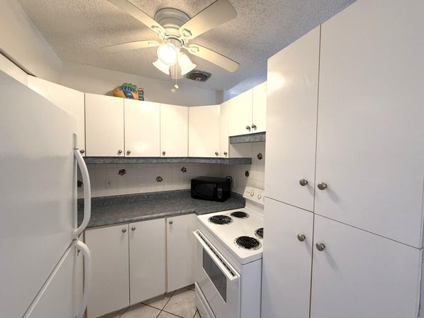 900 SW 10th Ter 21S, Hallandale Beach FL 33009