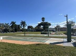 900 SW 10th Ter 21S, Hallandale Beach FL 33009