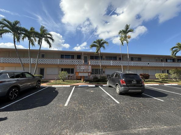 900 SW 10th Ter 21S, Hallandale Beach FL 33009