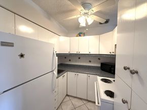 900 SW 10th Ter 21S, Hallandale Beach FL 33009