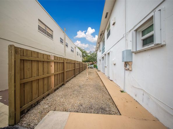 3525 Tyler St 9, Hollywood FL 33021