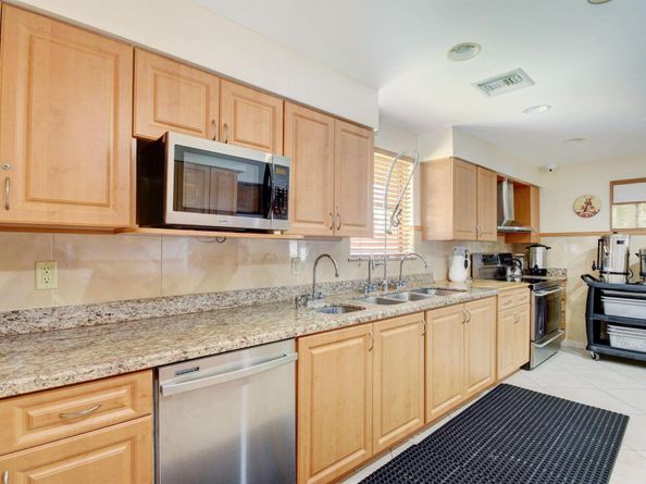 9815 Pineapple Tree Drive 105, Boynton Beach FL 33436