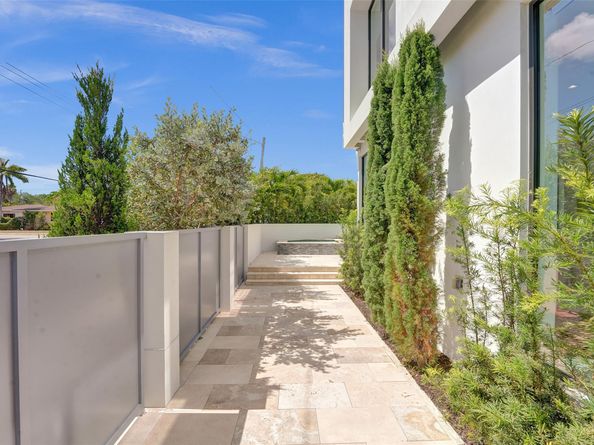 1111 SE 9th AVE, Fort Lauderdale FL 33316