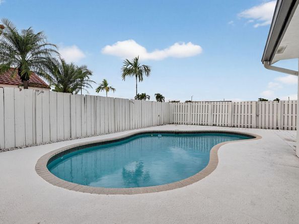 9401 NW 18th Dr, Plantation FL 33322