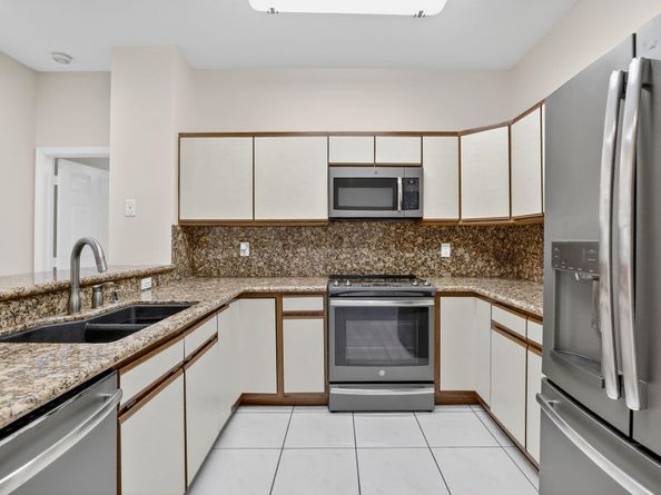 9401 NW 18th Dr, Plantation FL 33322