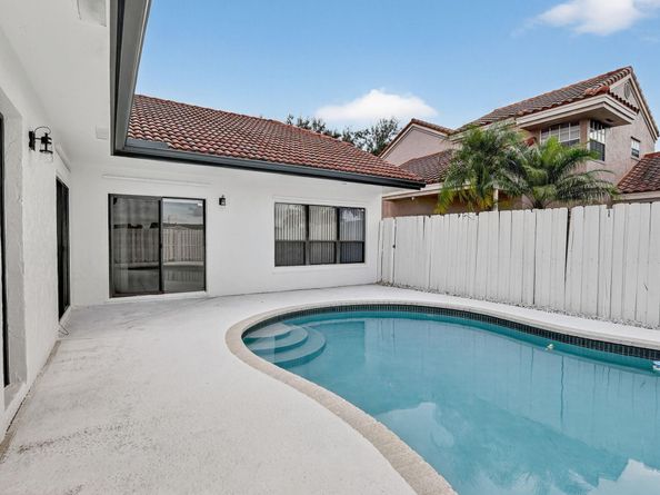 9401 NW 18th Dr, Plantation FL 33322