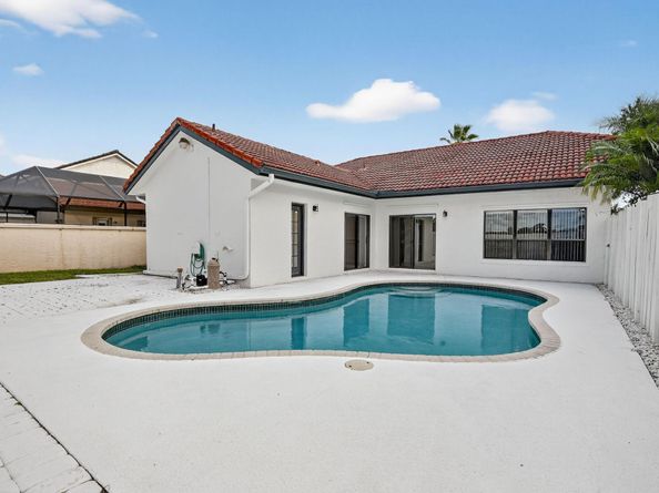 9401 NW 18th Dr, Plantation FL 33322