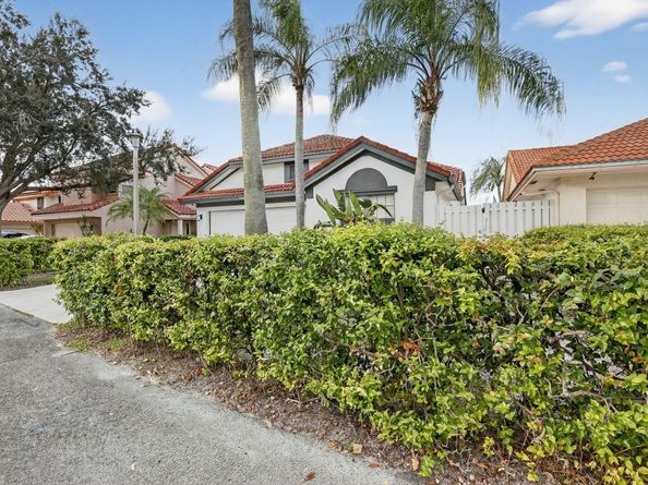 9401 NW 18th Dr, Plantation FL 33322