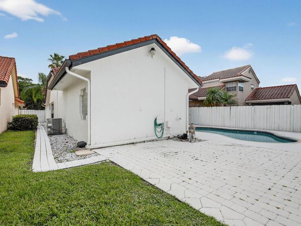 9401 NW 18th Dr, Plantation FL 33322