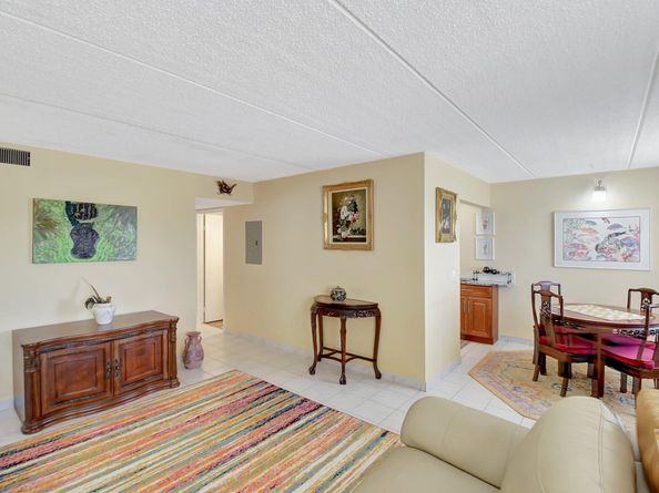 400 Village Green Circle W 212, Palm Springs FL 33461