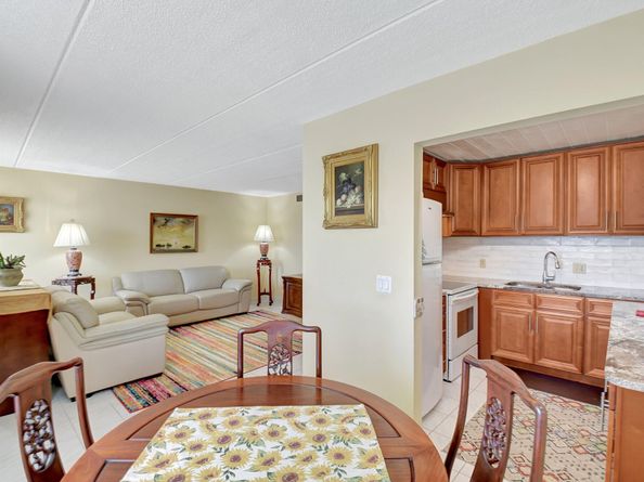 400 Village Green Circle W 212, Palm Springs FL 33461