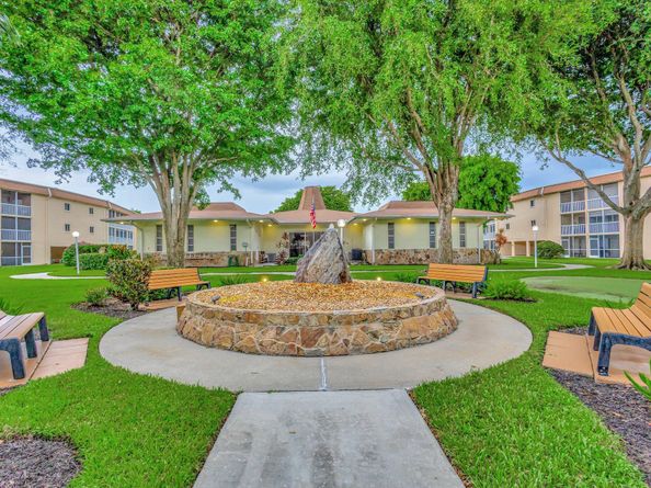 400 Village Green Circle W 212, Palm Springs FL 33461