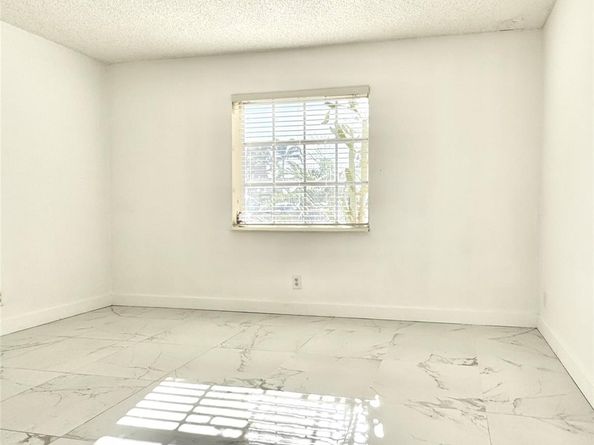 3005 1/2 NW 68th St 9D, Fort Lauderdale FL 33309