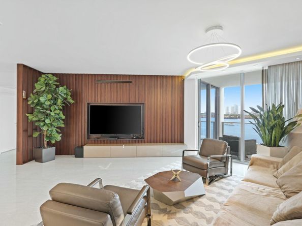 17301 Biscayne Boulevard 707, North Miami Beach FL 33160