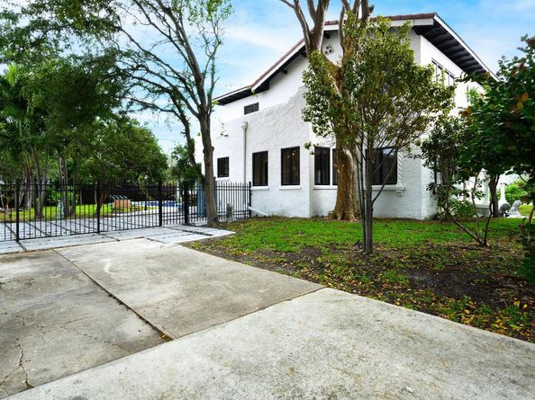 1629 S Lakeside Drive, Lake Worth Beach FL 33460