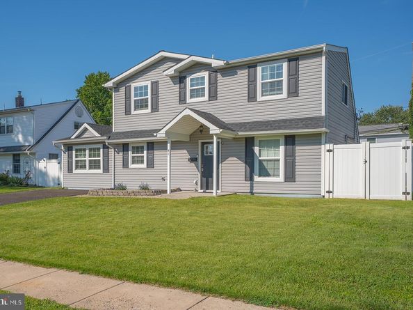 41 Neptune Lane, Levittown PA 19054