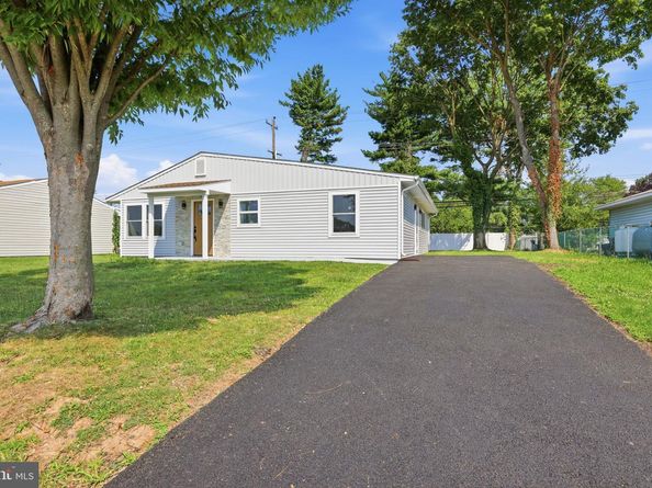 177 Pinewood Drive, Levittown PA 19054