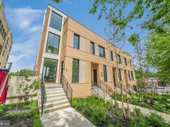 2907 Newark St NW