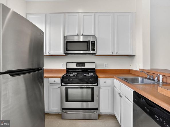 22976 Fontwell Square, Sterling VA 20166