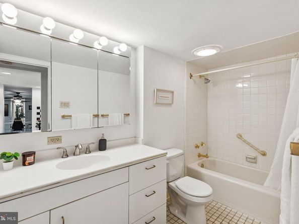 604 S Washington Square 105, Philadelphia PA 19106