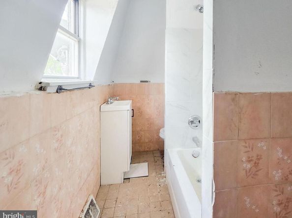 6136 W Oxford Street, Philadelphia PA 19151