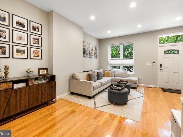 2434 Carpenter Street, Philadelphia PA 19146