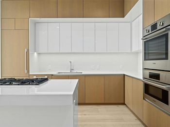 313 W 17th ST