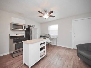 2401 Manor RD 132A, Austin TX 78722