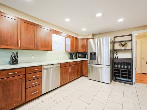 16 Sunset Dr, Peabody MA 01960