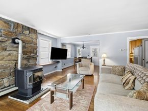 79 High St, Uxbridge MA 01569