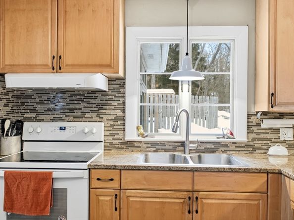 79 High St, Uxbridge MA 01569