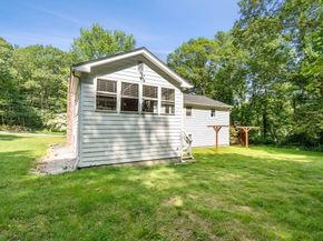 215 Chestnut St, Uxbridge MA 01569