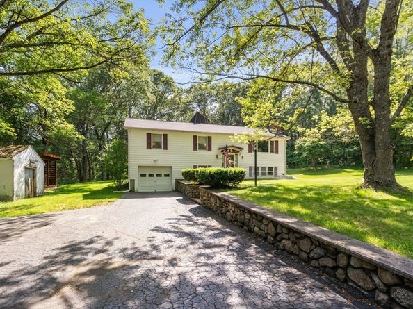 215 Chestnut St, Uxbridge MA 01569