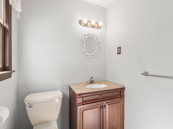 215 Chestnut St, Uxbridge MA 01569